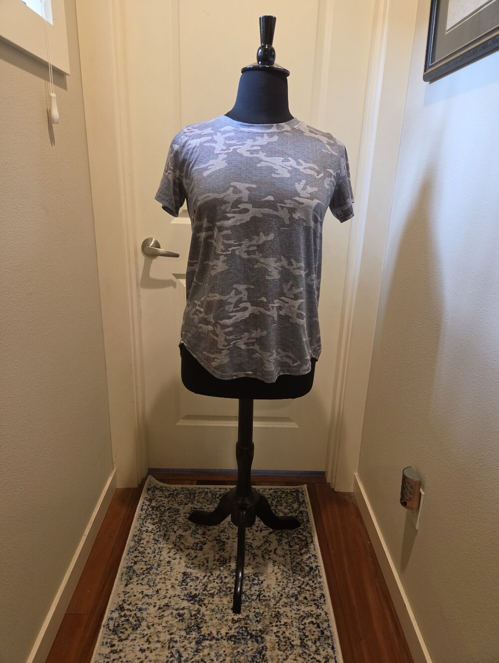 Amaryllis Womens Gray Camo Short Sleeve Tee